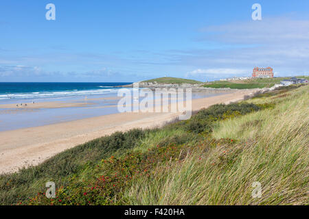 Ampia vista della Fistral Beach in Newquay Cornwall, visto da dune erbose su una chiara giornata di sole. Foto Stock