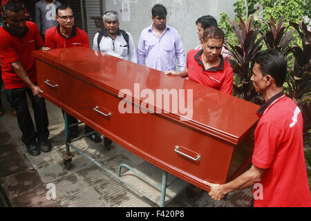 Dacca in Bangladesh. Xiv oct, 2015. I lavoratori del Bangladesh portano la bara che porta il corpo del cittadino italiano Cesare Tavella, che è stato colpito a morte il 28 settembre da assalitori non identificati, dall'obitorio a Dhaka Medical College a Dhaka il 14 ottobre 2015. Credito: Suvra Kanti Das/ZUMA filo/Alamy Live News Foto Stock