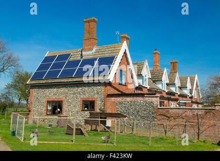 Pannelli solari fotovoltaici sul mercato interno sul tetto di casa Foto Stock