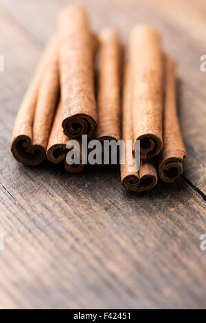 Bastoncini di cannella sul legno rustico Foto Stock
