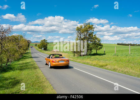 Automobile che viaggia sulla strada di campagna Foto Stock