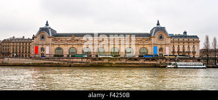 Il Museo d' Orsay, vista dalla riva destra del fiume Senna. Parigi. Foto Stock