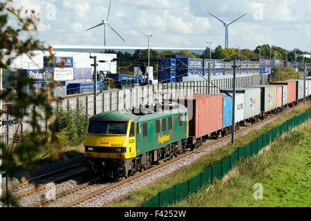 Freightliner treno passa Tesco magazzino a DIRFT, Northamptonshire, England, Regno Unito Foto Stock