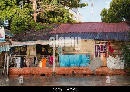 Casa sul fiume Mekong vicino a Can Tho, delta del Mekong regione,vietnam con il lavaggio a secco Foto Stock