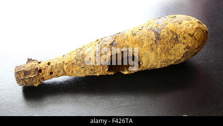 Vintage arrugginito bomba aerea shot shell proiettile II guerra mondiale ha esploso Foto Stock