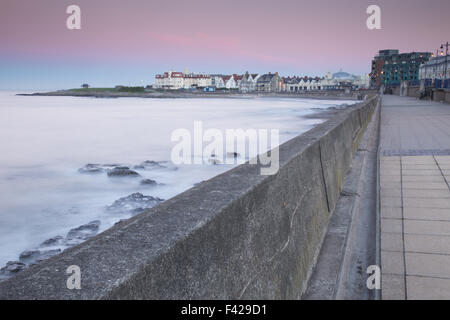 Porthcawl Esplanade, South Wales, Regno Unito, durante il sorgere del sole in autunno, Foto Stock