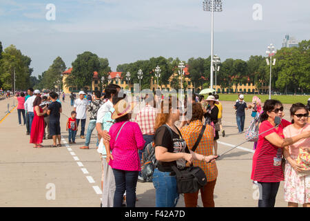 I turisti giapponesi visita ba dinh square ad Hanoi per vedere il mausoleo e il palazzo presidenziale di Ho Chi Minh ex presidente Foto Stock