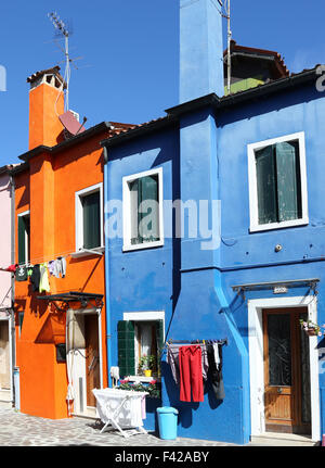 Lavaggio all'esterno di una casa colorata a Burano Venezia Italia, 2015 settembre Foto Stock