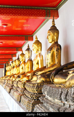 Buddha in Wat Pho tempio graziosamente sequenziale a Bangkok, in Thailandia. Foto Stock