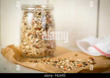 Home muesli fatto in un barattolo di vetro Foto Stock