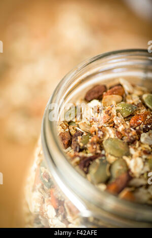 Home muesli fatto in un barattolo di vetro Foto Stock