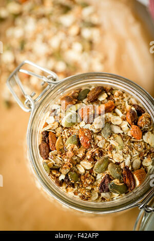 Home muesli fatto in un barattolo di vetro Foto Stock