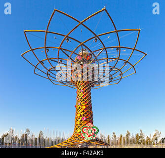 Milano, Italia - 30 agosto 2015: Albero della vita, icona dell'Expo 2015, l'edificio simboleggia il concetto di energia per alimentare il piano Foto Stock