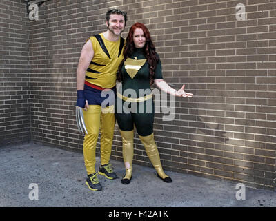 Un giovane che frequentano New York Comic Con 2015 abito come caratteri di Wolverine, un uomo X fumetto. Foto Stock