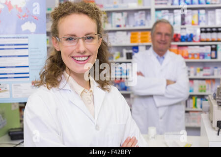 Team di farmacisti sorridente in telecamera Foto Stock