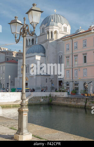 Trieste Canal Grande Italia. Chiesa di San Spiridione nel canale centrale area di Trieste, Italia. Foto Stock