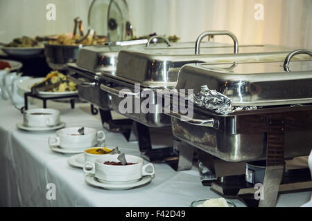 Catering di scatole di acciaio inossidabile su tabelle di nozze. Foto Stock