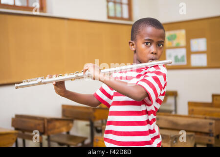 Carino allievo riproduzione di flauto in aula Foto Stock