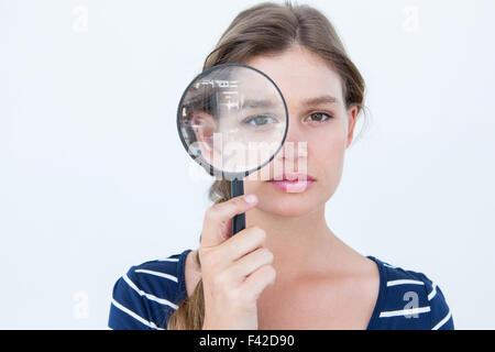 Donna che mantiene la lente di ingrandimento Foto Stock