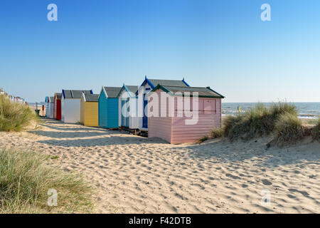 Pittoresca spiaggia di capanne a Southwold sulla costa di Suffolk Foto Stock