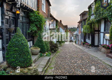 Bellissima mezza case con travi di legno su una strada acciottolata a Rye in East Sussex Foto Stock