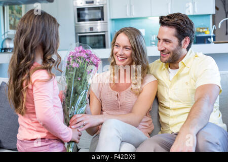 Figlia di madre sorprendente con fiori Foto Stock