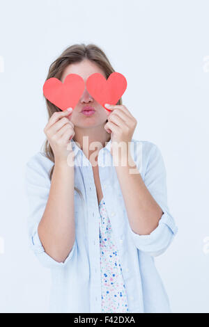 Donna che mantiene le carte di cuore Foto Stock