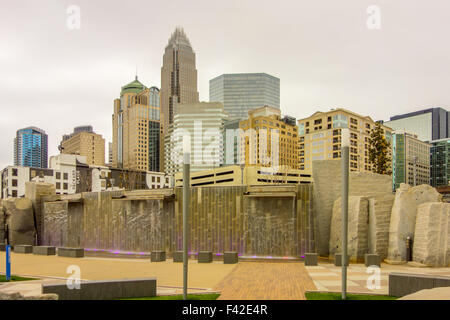 Molto nuvoloso su charlotte skyline della città Foto Stock