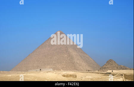 L'Egitto. Grande Piramide di Giza, noto come la piramide di Khufu (Cheope). È la più antica e la più grande delle tre piramidi nella Necropoli di Giza. Tomba della IV dinastia faraone Khufu. È creduto che fosse costruito dall'architetto Hemiunu (fl. 2570 BC). Xxvi secolo A.C. Antico Regno. Foto Stock