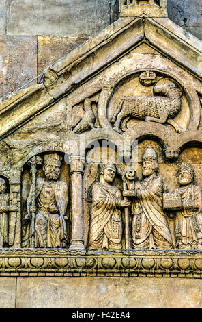 Emilia Romagna Fidenza Cattedrale di San Donnino a sinistra del portale, Carlo Magno - Papa Adriano II in azione per imporre la Mitra al arciprete Foto Stock