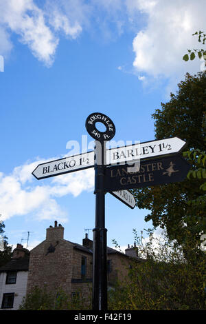 Un fingerpost in Roughlee, Lancashire, Regno Unito Foto Stock