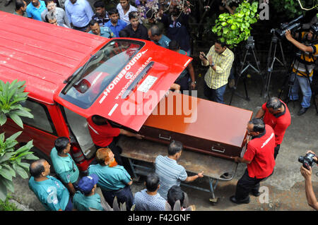 Dacca in Bangladesh. Xiv oct, 2015. Coloro che portano la bara del cittadino italiano Tavella Cesare che è stato ucciso da assalitori non identificati sul Sett. 28 a Dhaka, nel Bangladesh, il 14 ottobre 2015. Credito: Shariful Islam/Xinhua/Alamy Live News Foto Stock