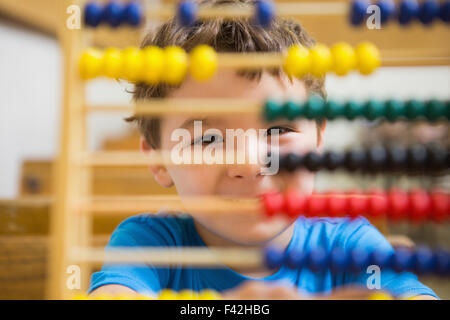 Studente facendo matematica su abacus Foto Stock