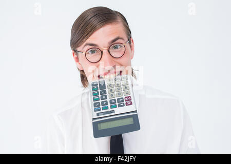 Geeky sorridente imprenditore calcolatrice pungente Foto Stock