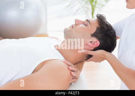 L'uomo riceve massaggio collo Foto Stock