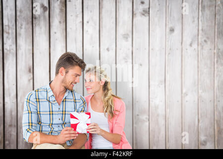 Immagine composita della giovane con il dono Foto Stock