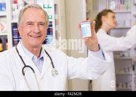 Il farmacista azienda medicina jar Foto Stock