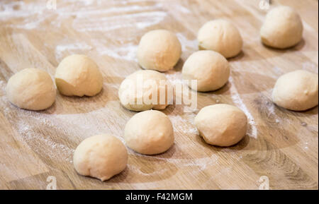 La pasta su un tavolo con la farina Foto Stock