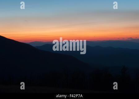 Tramonto tranquillo nella laminazione di paesaggio di montagna Foto Stock