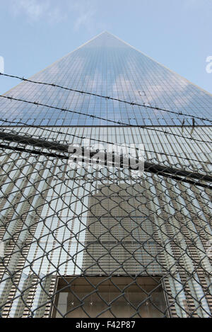 Filo spinato di fronte di One World Trade Center, Manhattan, New York, New York, Stati Uniti d'America Foto Stock