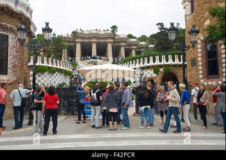 Ingresso principale con i turisti a Gaudi Park Guell Barcellona Catalonia Spagna ES Foto Stock