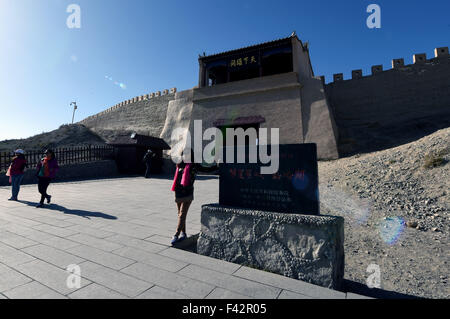 Jiayuguan. Xiv oct, 2015. I turisti di visitare l'antica fortezza di Jiayuguan in Cina nord-occidentale della provincia di Gansu, Ottobre 14, 2015. Il progetto di riparazione di Jiayuguan è terminato ed è stato aperto al pubblico di recente. L'antica fortezza di Jiayuguan fu costruito nel 1372 ed è il terminale occidentale della grande muraglia costruita durante la Dinastia Ming (1368-1644). Il progetto di riparazione ha iniziato a partire dal 2011 con un investimento di 2,03 miliardi di yuan (circa 319 milioni di dollari). © Peikun ventola/Xinhua/Alamy Live News Foto Stock