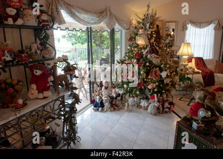 Home interior heavily decorated for Christmas Foto Stock