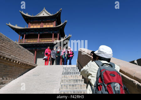 Jiayuguan. Xiv oct, 2015. I turisti di visitare l'antica fortezza di Jiayuguan in Cina nord-occidentale della provincia di Gansu, Ottobre 14, 2015. Il progetto di riparazione di Jiayuguan è terminato ed è stato aperto al pubblico di recente. L'antica fortezza di Jiayuguan fu costruito nel 1372 ed è il terminale occidentale della grande muraglia costruita durante la Dinastia Ming (1368-1644). Il progetto di riparazione ha iniziato a partire dal 2011 con un investimento di 2,03 miliardi di yuan (circa 319 milioni di dollari). © Peikun ventola/Xinhua/Alamy Live News Foto Stock