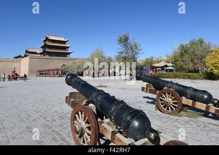 Jiayuguan. Xiv oct, 2015. Foto scattata dal 14 ottobre, 2015 mostra l'antica fortezza di Jiayuguan in Cina nord-occidentale della provincia di Gansu. Il progetto di riparazione di Jiayuguan è terminato ed è stato aperto al pubblico di recente. L'antica fortezza di Jiayuguan fu costruito nel 1372 ed è il terminale occidentale della grande muraglia costruita durante la Dinastia Ming (1368-1644). Il progetto di riparazione ha iniziato a partire dal 2011 con un investimento di 2,03 miliardi di yuan (circa 319 milioni di dollari). © Peikun ventola/Xinhua/Alamy Live News Foto Stock