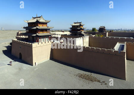 Jiayuguan. Xiv oct, 2015. Foto scattata dal 14 ottobre, 2015 mostra l'antica fortezza di Jiayuguan in Cina nord-occidentale della provincia di Gansu. Il progetto di riparazione di Jiayuguan è terminato ed è stato aperto al pubblico di recente. L'antica fortezza di Jiayuguan fu costruito nel 1372 ed è il terminale occidentale della grande muraglia costruita durante la Dinastia Ming (1368-1644). Il progetto di riparazione ha iniziato a partire dal 2011 con un investimento di 2,03 miliardi di yuan (circa 319 milioni di dollari). © Peikun ventola/Xinhua/Alamy Live News Foto Stock