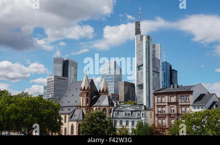 Lo skyline di Francoforte, Germania, con vecchi e nuovi edifici in una limpida giornata di sole. Foto Stock