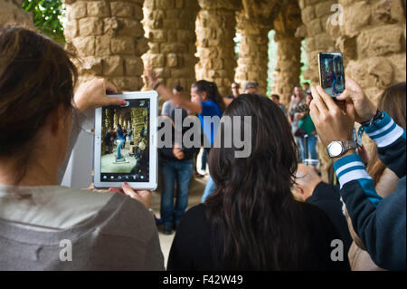 Banda di Flamenco Tablao Sur musicista di strada tra colonne di Gaudi Park Guell Barcellona Catalonia Spagna ES Foto Stock