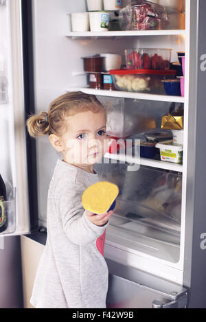 Bambina bambino kid vestito in un costume principessa indossando una corona  e tenendo un wand, concetto di halloween, kids dressup, far credere,  creatività Foto stock - Alamy