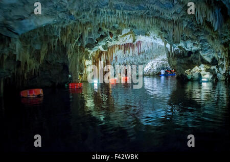 Le magnifiche e maestose grotte di Diros in Grecia. Una vista spettacolare di stalacites e stalagmiti che ha preso milioni di Foto Stock